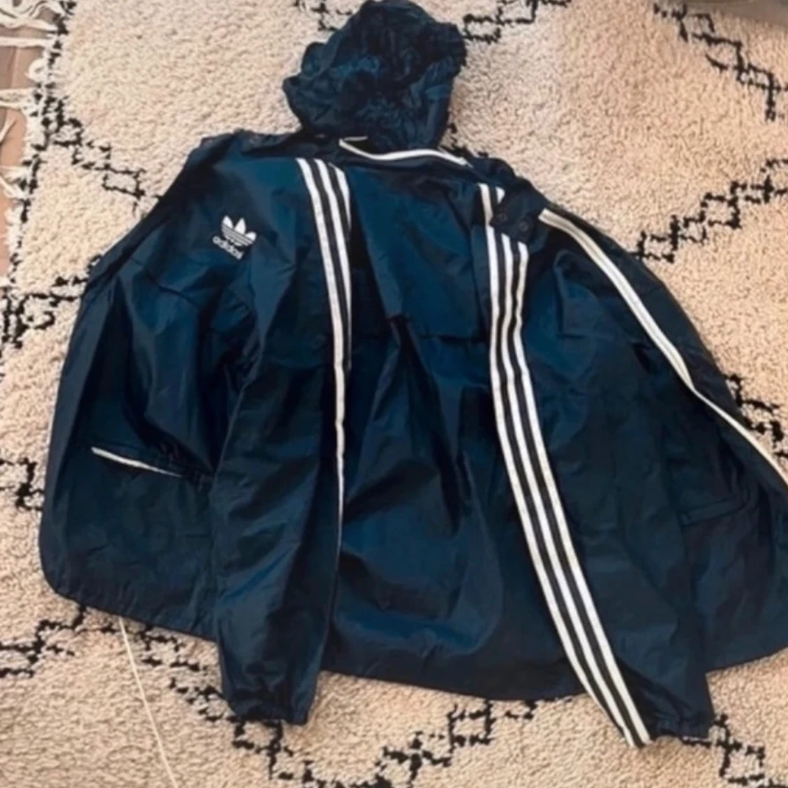 Svart vindjacka från Adidas