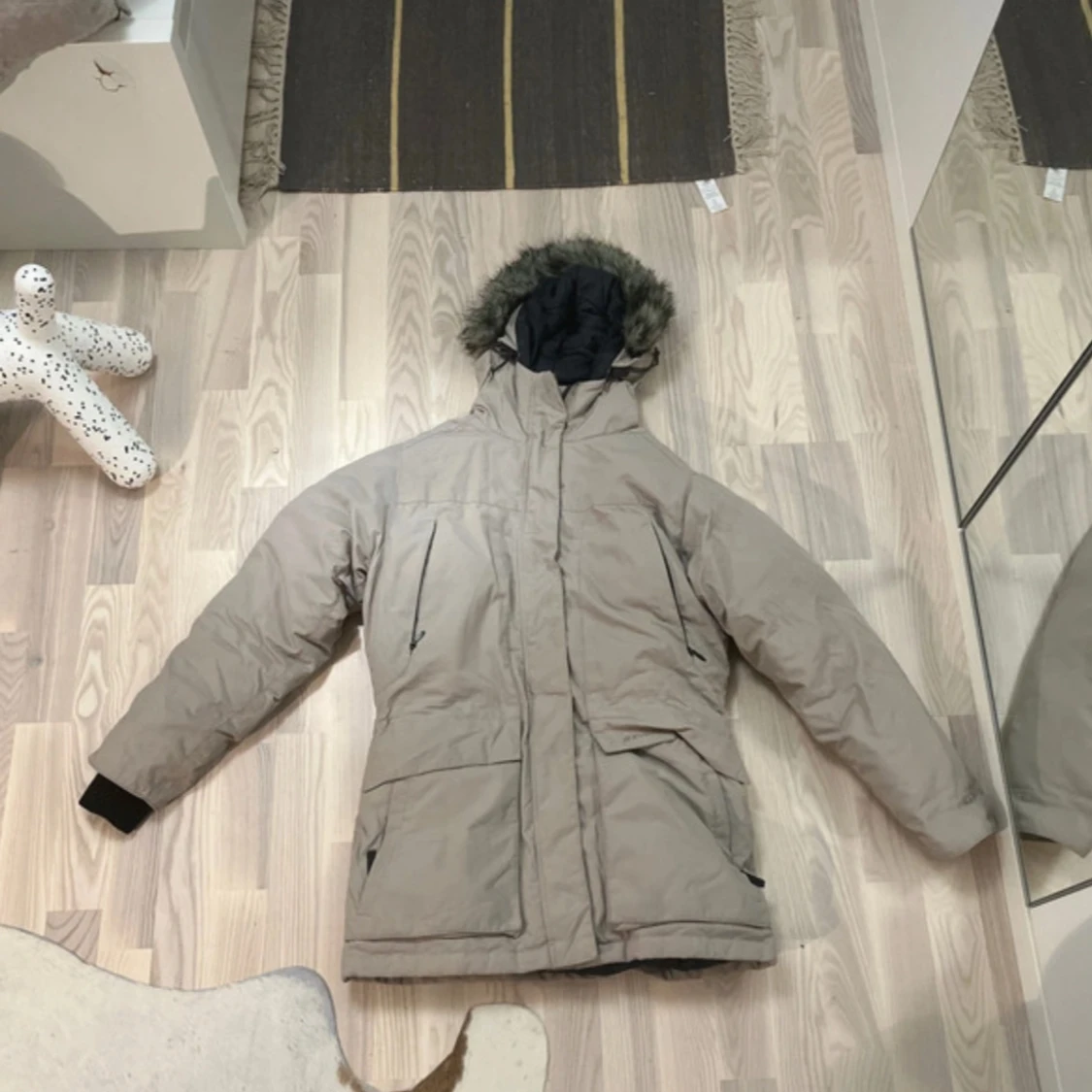 Beige dunjacka med pälskrage