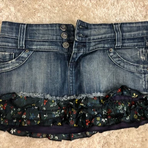 Jeanskjol - Såå snygg och unik lågmidjad jeanskjol💕💕💕