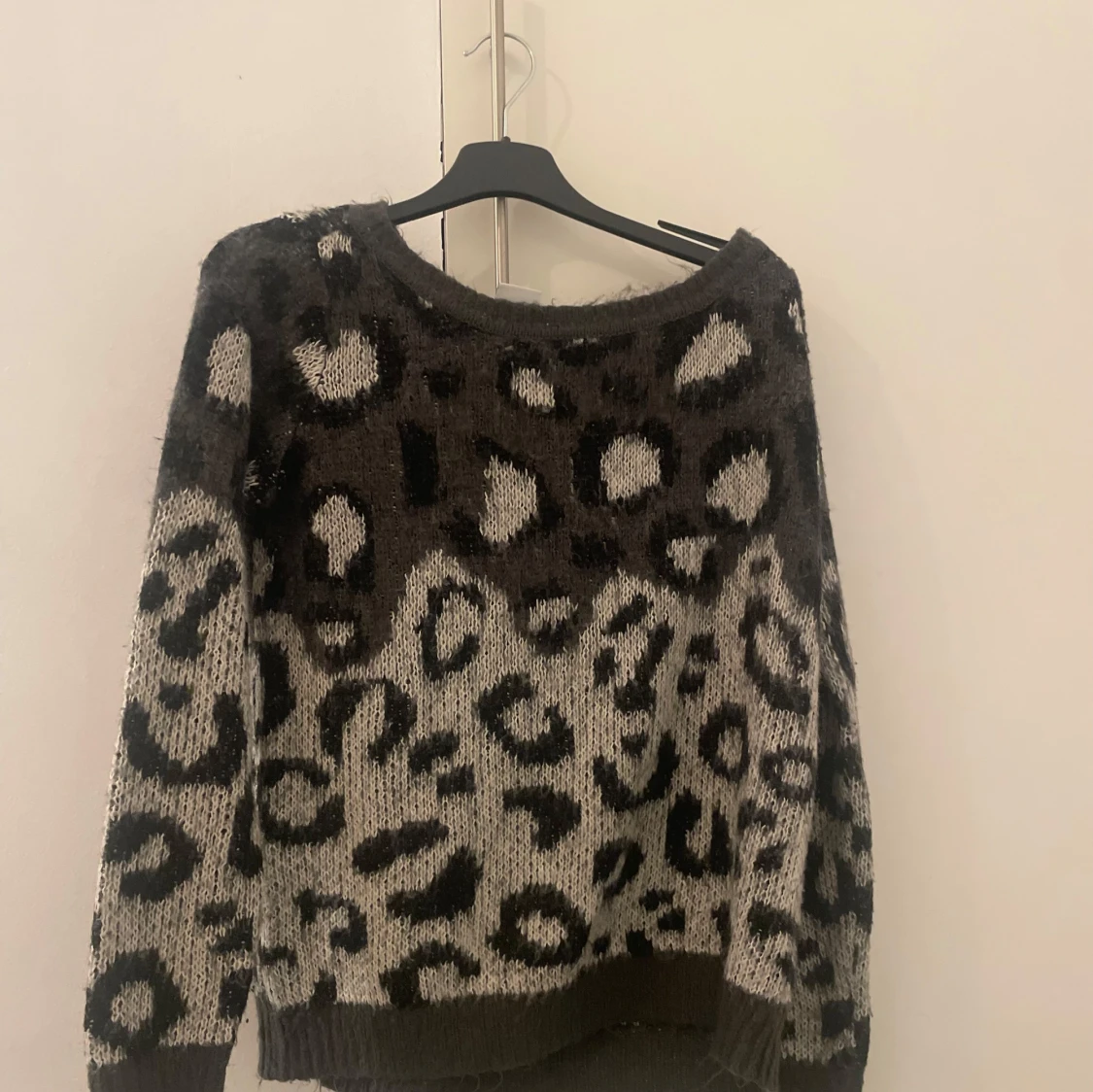 Grå  leopardmönstrad tröja - 1