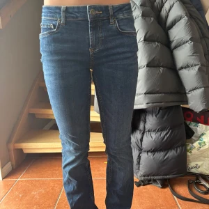 Blå straghit jeans  - Säljer dessa populära straghit bootcut low waist jeans från ZARA❤️midjemått 34 innebenslängd 78