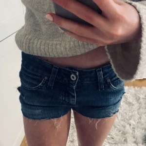 jeansshorts 💕 - nu säljer jag dessa supersnygga jeanshorts som tyvärr är för stora på miggg ! 💕💕 inga deffekter och köp gärna på köp nu 💖💖💖🩰🩰🌸