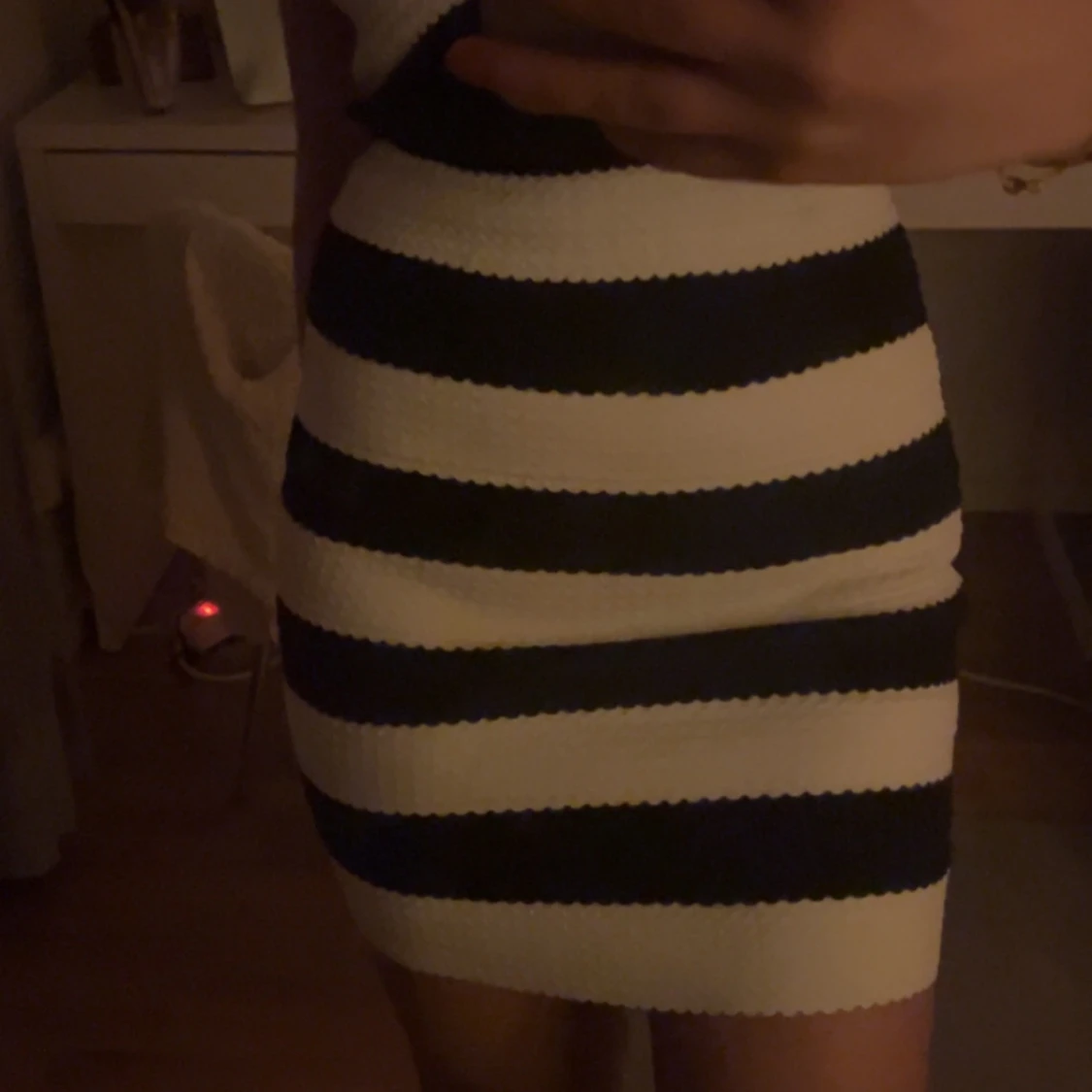 Randig klänning i svart och vit - 90