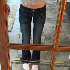 Lee jeans - Jätte lågmidjade jeans från lee med unika detaljer🥰 formar benen jätte fint! Innerben: 81 cm, midja rakt över: 35 cm! Jag är 166 som referens! Kom privat för frågor🫶🏼