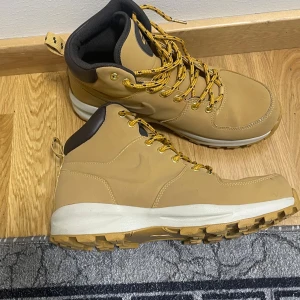Nike manoa  - Nike manoa storlek 43 använda några gånger. Jätte varma skor för Sveriges väder och originala priset runt 1200kr, priset kan sänkas om det behövs 