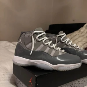 Grå Nike Air Jordans 1800 - Snygga grå Nike Air Jordans st 46 med vit sula och snörning. Perfekta för dig som vill ha en stilren och sportig look. Skorna har en hög design och är kända för sin komfort och hållbarhet. 