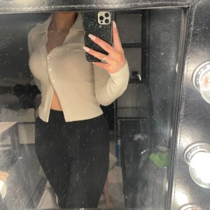 Beige ribbad tröja med öppen mage - Säljer då den inte längre faller mig i smaken💕