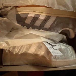 Adidas Campus 00s - Skikt: 10/10                     Pris kan hörhandlas Skorna har aldrig vart använda och är i ett utmärkt skick. Finns inget slitage eller något annat sorts defekt och detta är första gången som de har tagits ut ur förpackningen. Anledningen till att jag säljer är för att jag samlar pengar till en moppe och behöver därmed pengarna. Jag har två av dessa till salu och båda är identiska till varandra. Nypriset (köptes för) 1449kr styck.  Har ni andra frågor så är det bara att fråga. Pris kan diskute