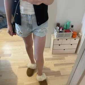 Ljusa jeansshorts från Fb Sister( newyourker) - Snygga ljusa jeansshorts från F3 Sister i en högmidjad modell. Shortsen har slitna detaljer och uppvikta kanter för en trendig look. Perfekta för sommarens alla äventyr!