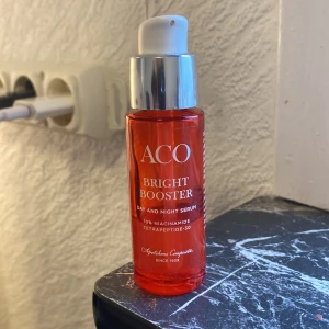Aco Bright booster serum  - Säljer ett serum från aco! Lite kvar i den, kolla bilderna! Det är ett dag och natt serum! 10% niacinamide tetrapetide - 30! Säljer den för 30kr + frakt! 