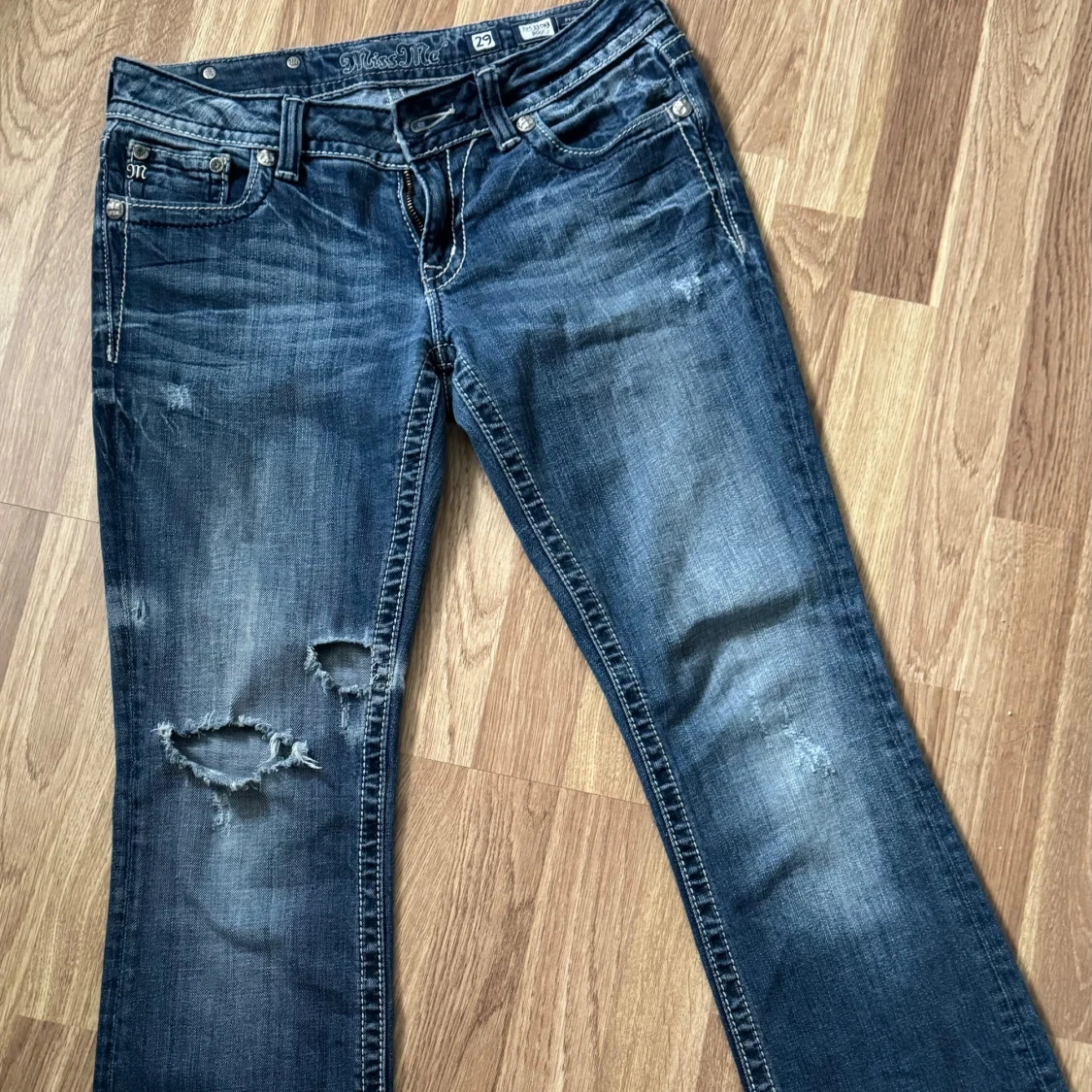 Blå jeans med broderade bakfickor från Miss Me - 4