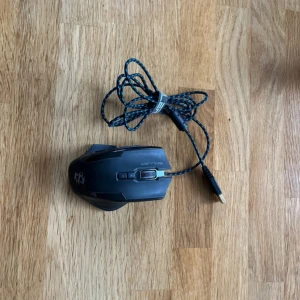 Sharkoon gaming mus - Sharkoon skiller sgm1 mus. Lyser upp när den är på. Bra skick men lite skrapor som man kan se på sista bilden. Inget synligt om man bara kollar vanligt dock. Funkar som den ska. Skriv vid frågor