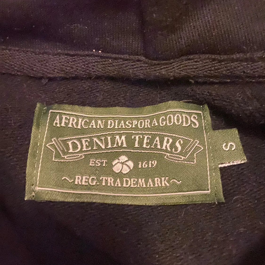 Svart hoodie med blommönster från Denim Tears - 91