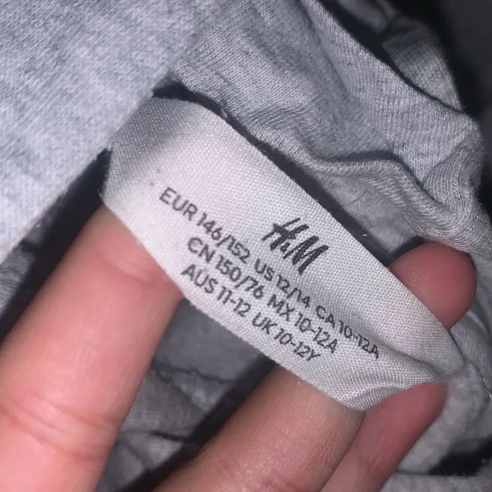 Säljer en klassisk grå hoodie från H&M i storlek 146/152. Den har en bekväm passform med en stor huva och en praktisk magficka! Hoodin har också inga fläckar💕 Kontakta mig först innan du köper den! Eller skriv gärna till mig ifall du är intresserad av att köpa hoodin!💕. Hupparit & Collegepaidat.