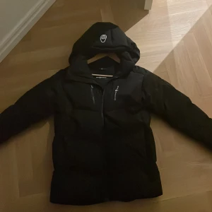 Sail racing jacka   - Säljer för den är för stor för mig helt oanvänd inga skador Perfekt för vinter då den är varm och skön Köpte för ca 4000 