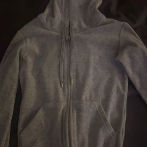 Grått juicy sett - Mycket bra skick men säljer pågrund av fel storlekar