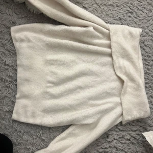 Vit stickad tröja från H&M - Mysig vit stickad tröja från H&M i storlek XS. Lite nopprig, se sista bilden