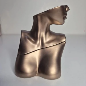 Billie Eilish parfym - Parfym som är använd,originalet är i 100 ml men skulle säga att det är 70 ml kvar, parfymen doftar vanilj 🍦