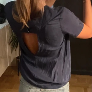 Blus med öppen rygg - Kortärmad blus / T-shirt med öppen rygg från &Other Stories. 🤍