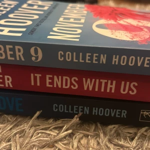 Bokpaket av Colleen Hoover - Säljer ett bokpaket med tre populära titlar av Colleen Hoover: 'November 9', 'It Ends With Us' och 'Ugly Love'. Perfekt för dig som älskar romantik och drama. Köpte varsin bok runt 150kr och säljer alla böcker tillsammans för 150kr eller 50kr styck! Alla böcker är i engelska. 