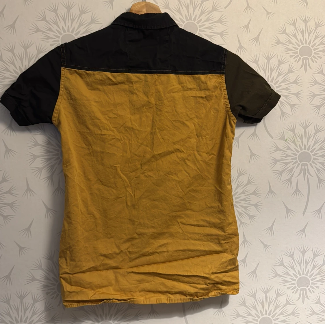 Gul och svart kortärmad skjorta - 1