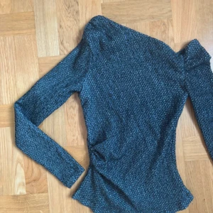 Grå topp sååå snygg - Perfekt fest topp! Sååå snygg. Tröjan har en fin textur och är lätt att matcha med olika outfits.