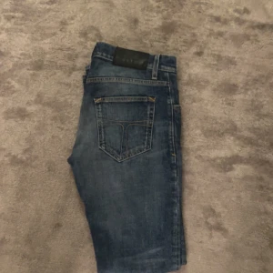Blåa tiger of sweden jeans  - Säljer ett par HELT NYA feta tiger of sweden jeans ä. Väldigt classy och snygga jeans med en fin design där bak. Storleken är midja 29 och längd 32. Skicket är 10/10 