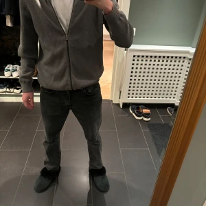 Grå kofta från Dobber - Säljer en stilren grön kofta från Dobber i storlek medium. 