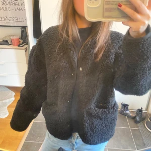Svart teddyjacka - Teddy jacka från hm nästan aldrig använd