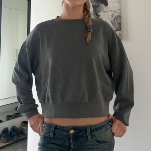Grå sweatshirt från Stradivarius  - Super härlig grå sweatshirt från Stradivarius, aldrig använd med prislapp på 🏷️Materialet är väldigt mjukt och bekvämt ☁️ Storlek: s Nypris: ca 250kr