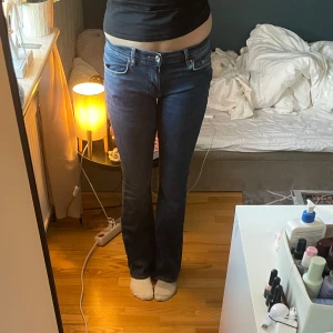 Mörkblå långa jeans - Ett par mörkblå långa jeans som används ett fåtal ggr, jeansen har sytts lågmidjat och går att strätta upp om man gillar högre midja. 💕 Nypris 499kr och strl M. Helt slutsålda, jag är 176 cm och dem är till marken. Det är modell tall.