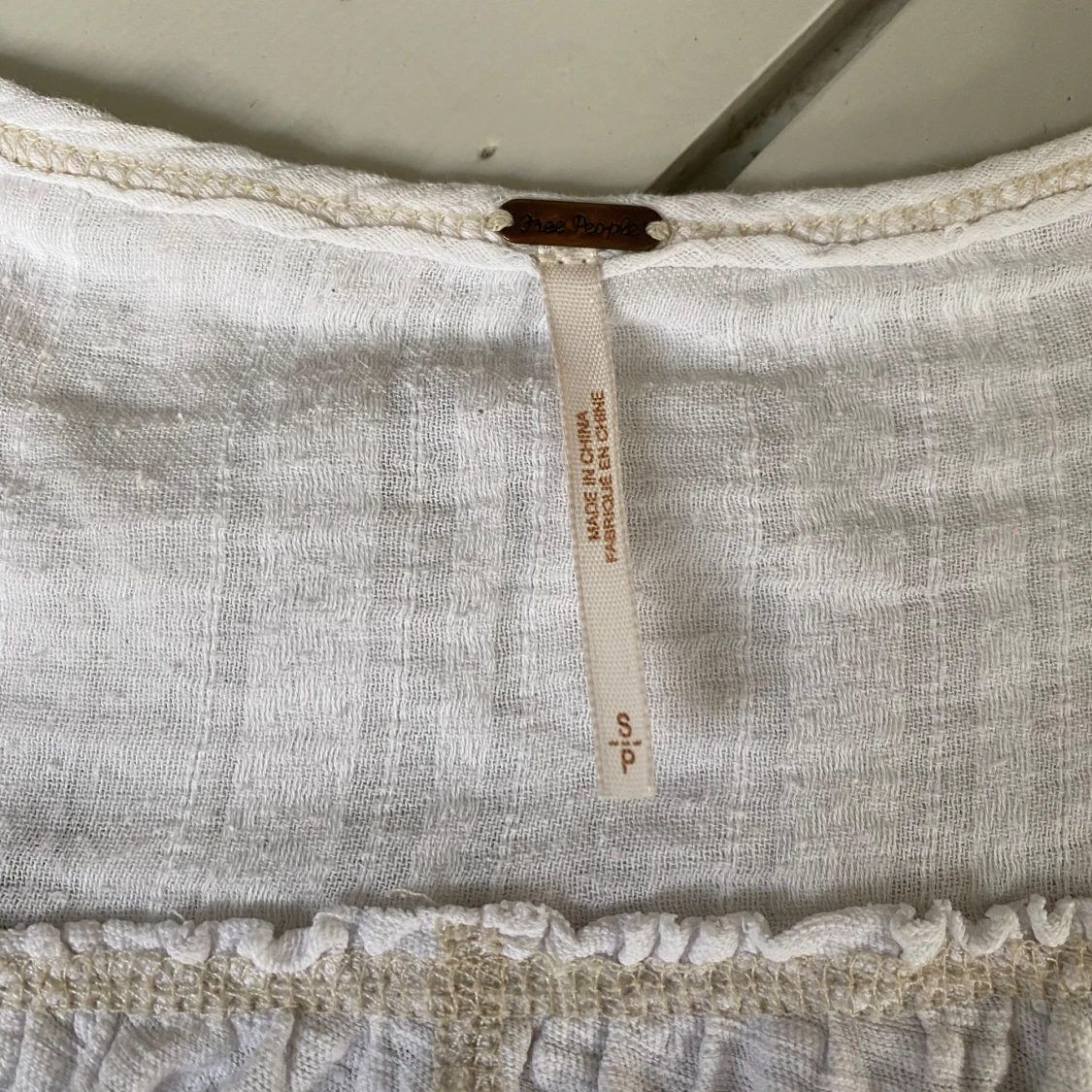 Vit blus med knappar - 4