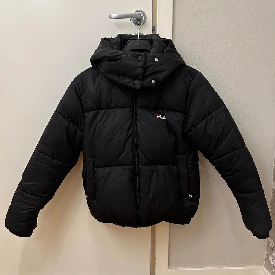 Svart pufferjacka från FILA