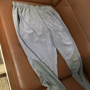 Grå mjukisbyxor från SikSilk - Säljer ett par grå mjukisbyxor från SikSilk. Byxorna har en elastisk midja och är tillverkade i ett mjukt material för extra komfort. Perfekta för en avslappnad stil.