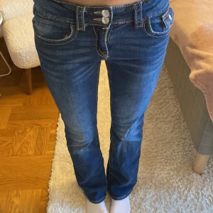 Blå jeans med låg midja - Snygga blå jeans med låg midja och bootcut-stil💕De är storlek 164 med innerbenslägnd 78cm.