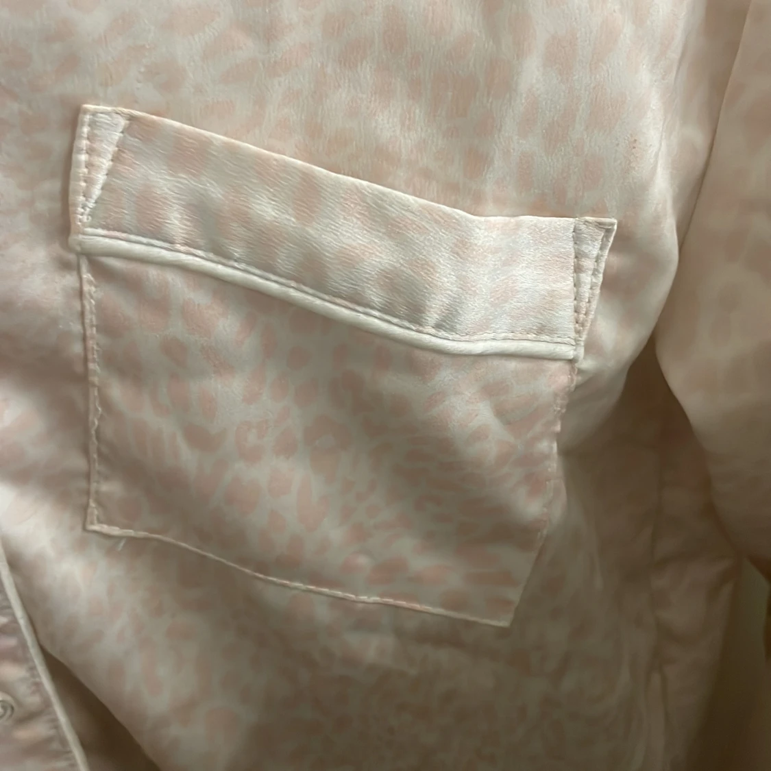 Ljusrosa pyjamas med leopardmönster - 4