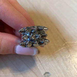 Edblad ring 17,5 (M) - Säljer min silvriga Edblad ring då jag vill köpa i guld istället. Den har använts ett antal gånger, den är köpt i Edblads egna butik. Texten börjar försvinna lite men inga andra defekter. Säljs för 300 eller bytas mot guld i samma skick och storlek.
