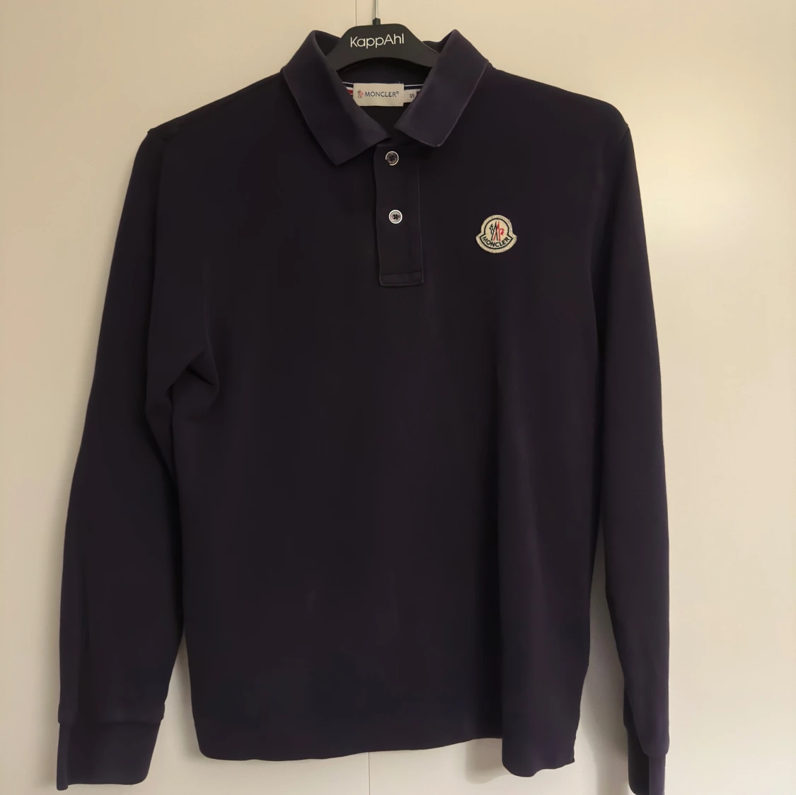 Navy pikétröja från Moncler