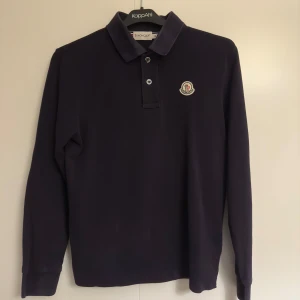 Navy pikétröja från Moncler - Moncler långärmad piké  Strl S - (fits like xs) Cond - 7/10? Se bilder inga stora flaws lite använd bara Pris - 1500 kr