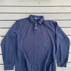 Ralph Lauren Långärmad Piké  - Storlek L bra skick utan defekter  Taggar: Polo Ralph Lauren Ralph Lauren polo Bear by Ralph Lauren Linne Linneskjorta Linnebyxor kashmir Patagonia Arket Morris Morris Heritage Oscar Jacobson Stenströms Eton Quarter Zip merino merinoull ull lammull Q