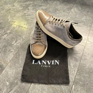 Lanvin Cap Toe🌟 - Sjukt snygga och stiliga Lanvin i unik färg! Skicket på skorna är rätt hyfsat dvs 7.5/10.  Nypris cirka 5000kr. Dustbag medföljer men tyvär ingen box.  Byten kan vara intressant!  PRIS KAN DISKUTERAS VID SNABB AFFÄR!🌟