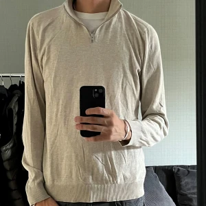 Halv zip - Fint skick! Storleken är XL men passar även L och M. Hör av er vid minsta fundering eller intresse😁