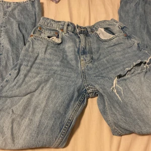  Ett par blåa high waist Jeans från Gina Tricot -  Säljer ett par blåa High waist jeans från Gina Tricot i storlek 34