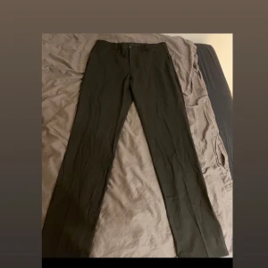 Kostymbyxor  - Svarta kostymbyxor från Jack & Jones. Använda 1 gång. Passar perfekt till bal eller finare tillfällen Strl 48/M