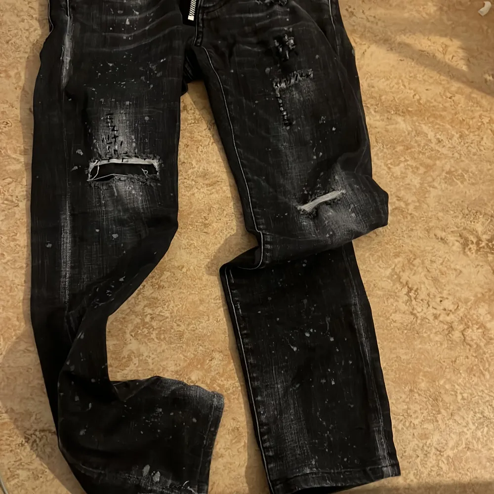 Äkta Dsquared2 jeans som jag inte använder längre ny sick köpt dem för 6000 på nk. Jeans & Byxor.