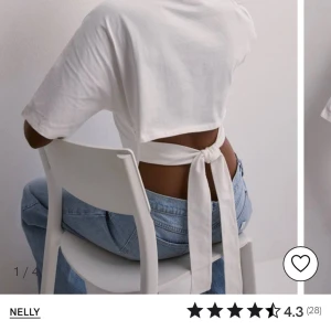 Nelly topp  - Din tröja från Nelly som man knyter bak i ryggen 