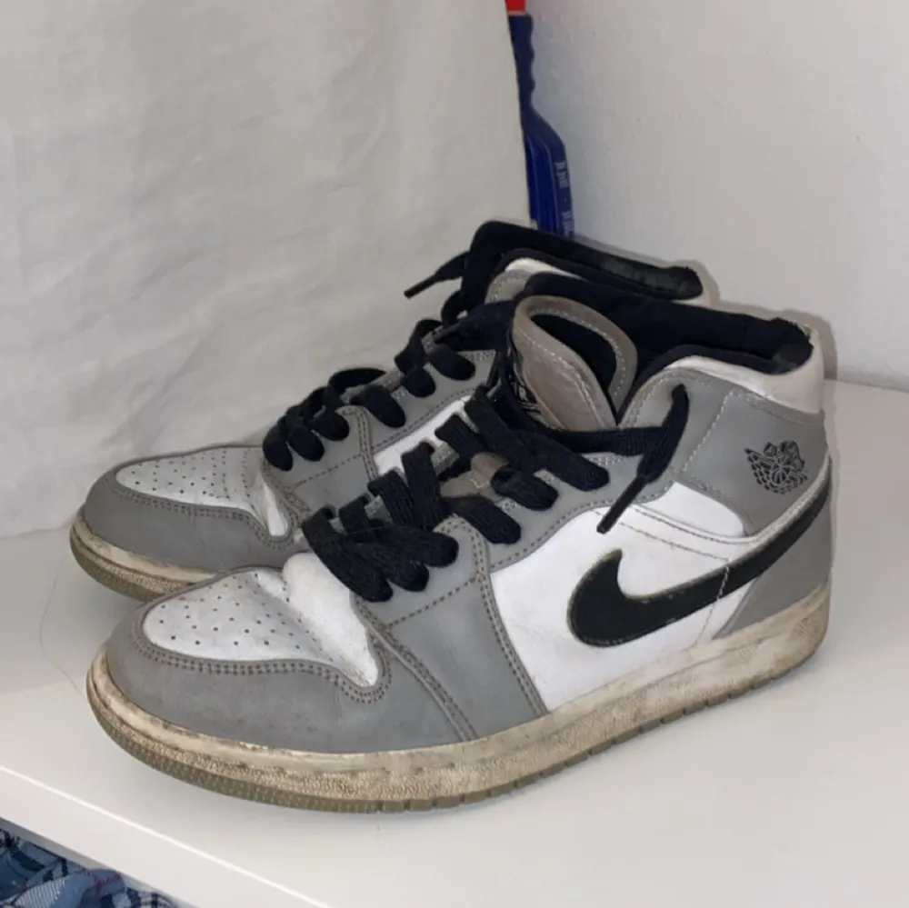 Säljer nu mina Jordan 1 i färgen light smoke grey, lite smutsiga på sulan som man ser på bilderna men går såklart att tvätta, nypris är 2700. Säljer billigt pga av att dem är använda och inte används. Skor.