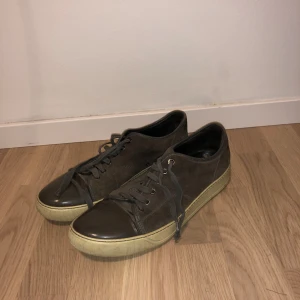 Lanvin skor - Säljer ett par Lanvin-sneakers i storlek UK 9 =  43. Passar även om du har storlek 42. Skorna är välanvända och skosnörena är trasiga. Hör av er vid minsta fundering. Pris kan diskuteras.