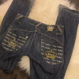Victoria Beckham jeans - Jag är 163cm och byxorna är lite långa på mig men de passar ändå bra. Sömnen längst ner är uppsprättad. Jag använder inte dessa så mycket och är därför jag säljer dom💋