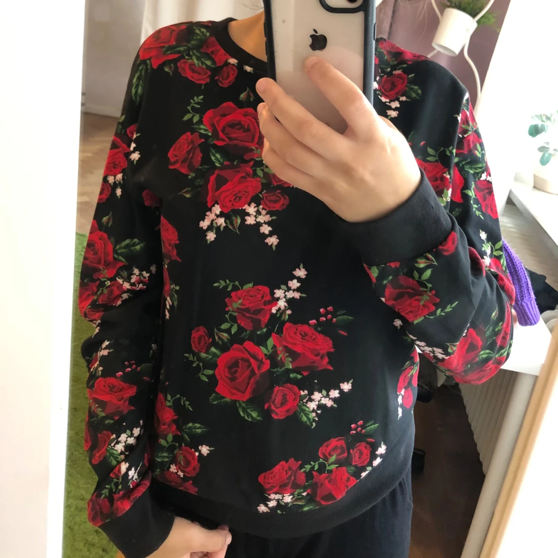 Tröja med röda rosor